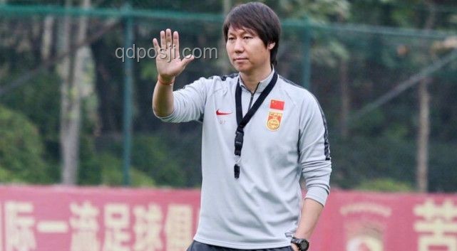 潘粤明言论与中国国足：娱乐性与专业性的对比分析